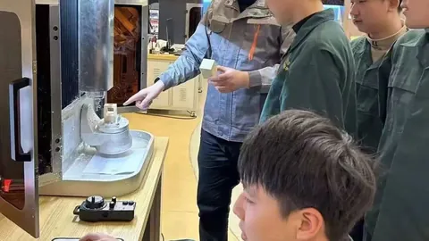 独家视频丨摩托车队，太阳城，护卫 习近平乘车前往欢迎仪式现场